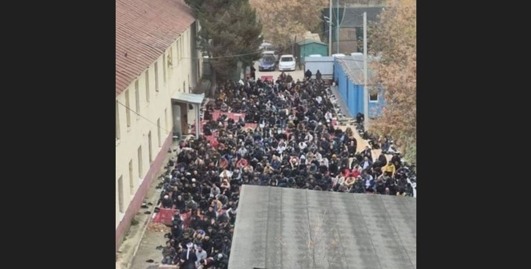 Толпа приезжих перекрыла дороги и создала коллапс: мечеть закрыли, а мигранты создали проблемы для целого города