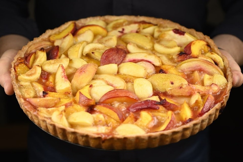    Нежное песочное тесто так хорошо сочетается с персиками, что этот пирог станет одним из любимых. Фото: ТГ-канал «Так вкусно!»