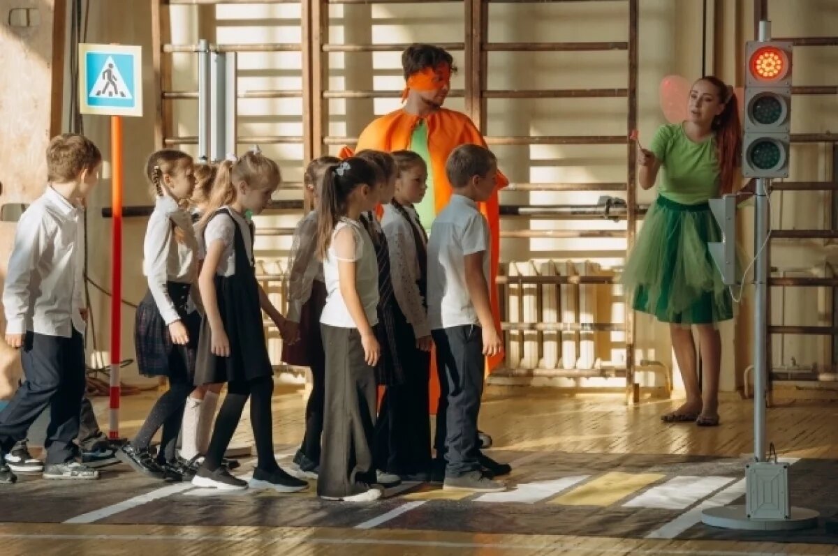    ПРОДВИЖЕНИЕ БЕЗОПАСНОСТИ: малышам, школьникам и студентам напомнили о ПДД