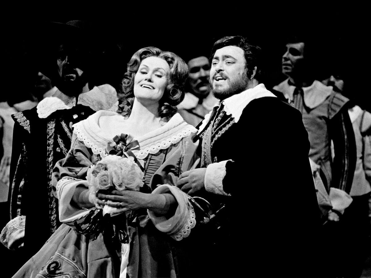 © Getty Images / Jack Mitchell📷Лучано Паваротти и Джоан Сазерленд в главных ролях в опере "Пуритане" в Метрополитен-опере