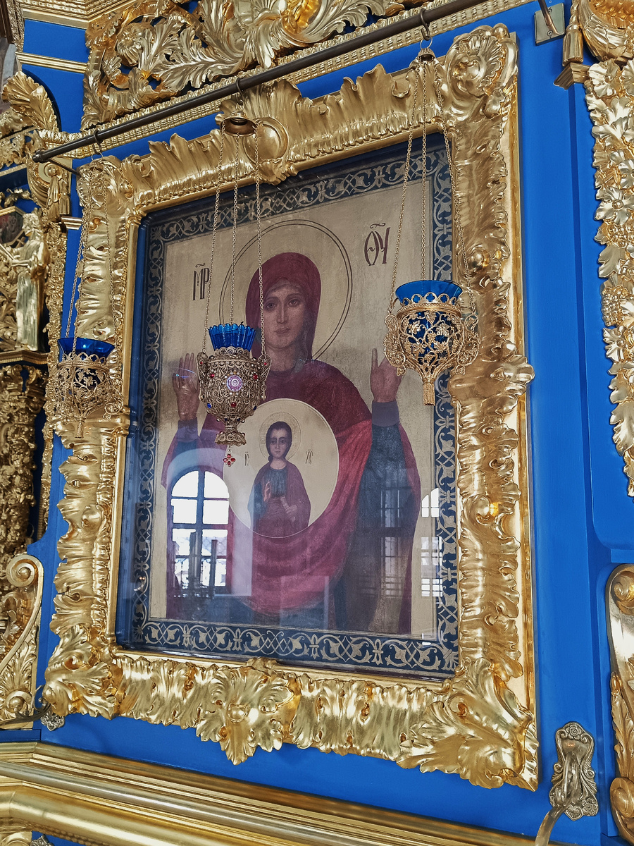 Икона Божией Матери «Знамение» (оранта). Церковь Знамения Пресвятой Богородицы в Дубровицах, Московская область.