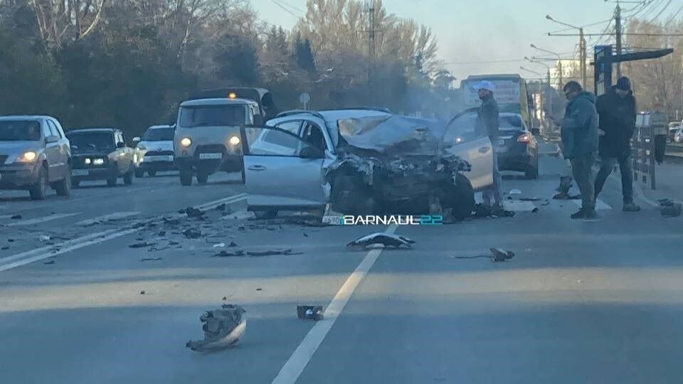    ДТП на Змеиногорском тракте. Источник: Аня Сокол, t.me/brn22official