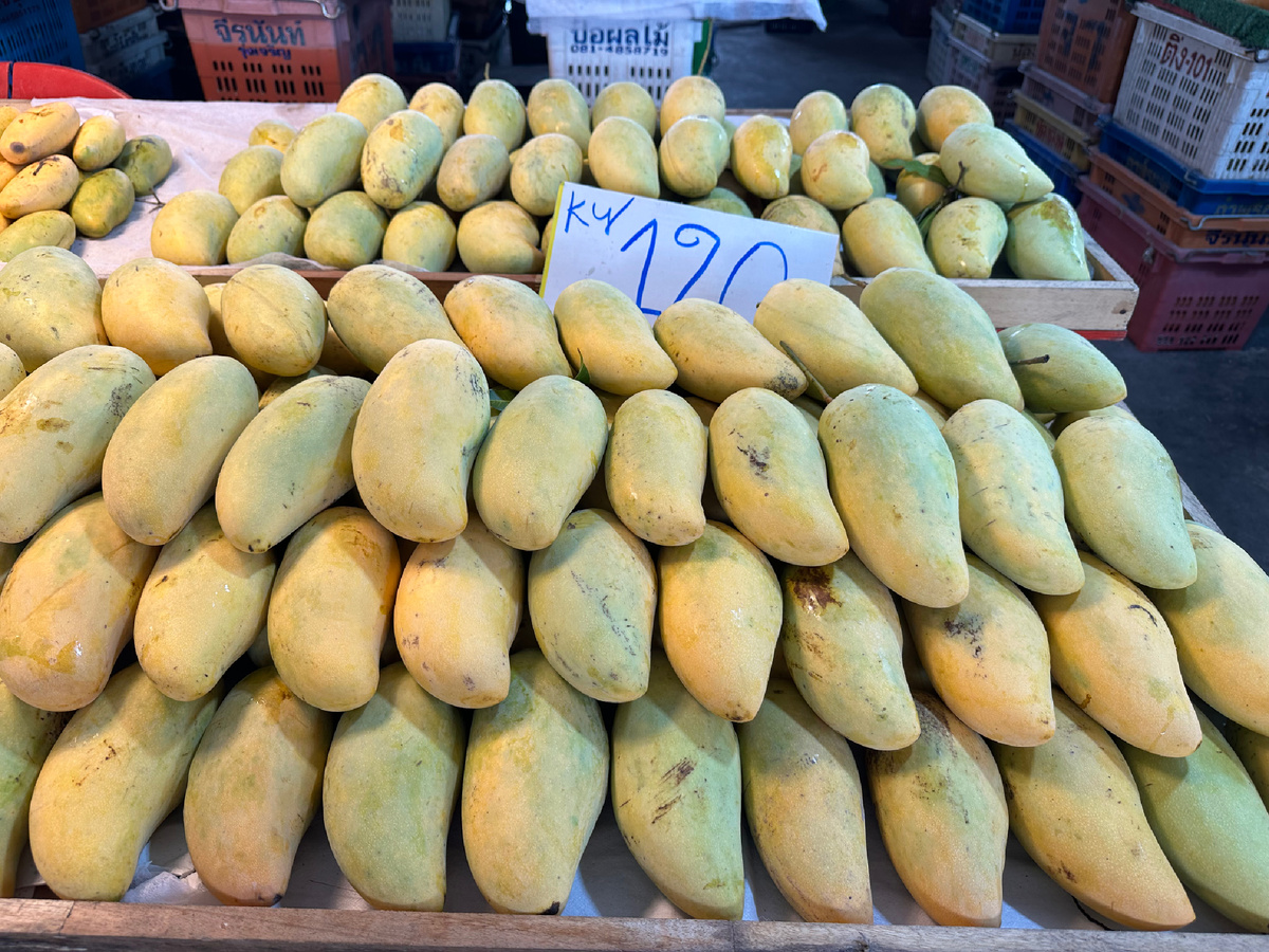 Манго на рынке.