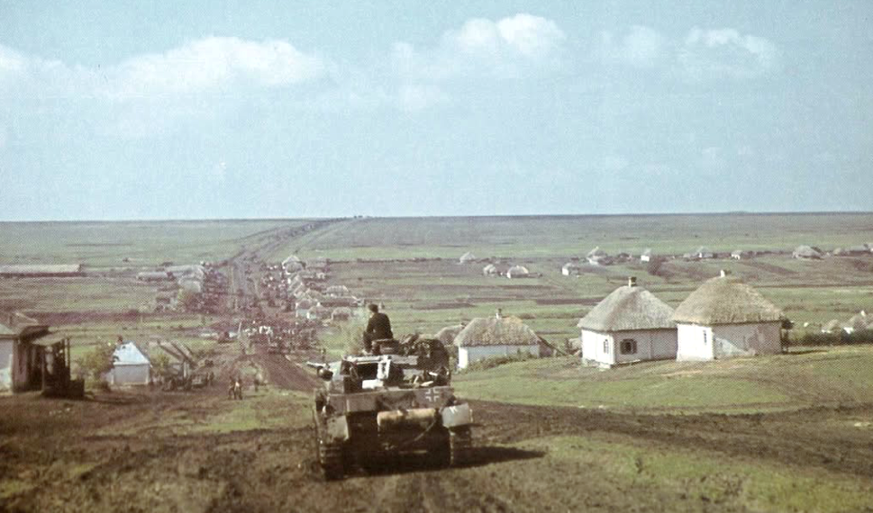 Танковая колонна вермахта в деревне под Харьковом, 1943 г.