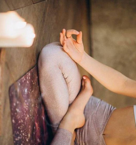 Три эффективных практики для снятия стресса! 🔥Расческа. В течение рабочего дня, проведенного перед монитором, мимическая мускулатура так напрягается, что голова становится тяжелой и начинает болеть. Один из способов избежать стресса – расчесывание волос в течение 10-15 минут. Эта процедура помогает “разогнать” кровь и расслабить мышцы.Потереть ладони. Еще один простой способ сбросить нервное напряжение и избежать стресса. Нужно изо всех сил потереть ладони друг о друга, пока они не станут горячими. Также полезно хорошенько растереть уши. Так вы сможете взбодриться и сосредоточиться на работе.Смыть конфликты и стрессы. Справиться с эмоциональным негативом помогает 15-минутный душ. Встаньте под теплые струи воды, чтобы они массировали голову и плечи. Вскоре вы почувствуете, как вода уносит с собой все ненужное. 👍