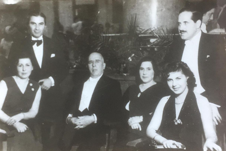    Садри Максуди с супругой, дочерями, зятьями. Слева Адиле, справа Наиля