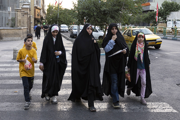    С момента Исламской революции 1979 года обязательный хиджаб воспринимался как один из ключевых столпов иранской государственности. Отмена правила способна повлечь за собой далеко идущие последствия.   
Фото: © Sobhan Farajvan / Keystone Press Agency / www.globallookpress.com