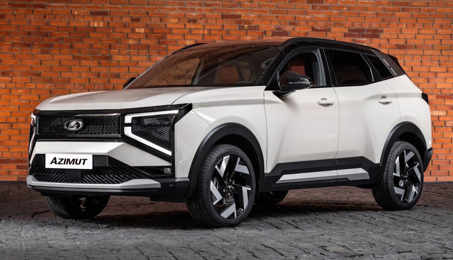 В ходе сертификации «Азимут» должен подтвердить соответствие нескольким десяткам стандартов в области безопасности, экологии и эргономики. Если всё пройдёт успешно, модель получит Одобрение типа транспортного средства (ОТТС) — государственный документ, который позволит продавать автомобиль на российском рынке.Как отмечает пресс-служба АвтоВАЗа, кроссоверы из пилотной партии — это предсерийные автомобили: 92% их деталей изготовлены на основной оснастке. Технология производства модели также в значительной степени уже отработана.Что такое «Лада Азимут»? Автомобиль разработан на доработанной и усиленной платформе «Весты», поэтому полного привода у кроссовера не будет — только передний. Дизайн новинки выполнен в новом стиле, благодаря чему «Азимут» выглядит вполне современно и совсем не похож на другие модели марки.