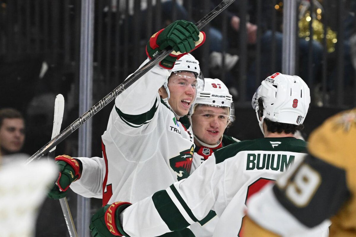 Candice Ward / Getty Images📷Российский хоккеист Кирилл Капризов (в центре)