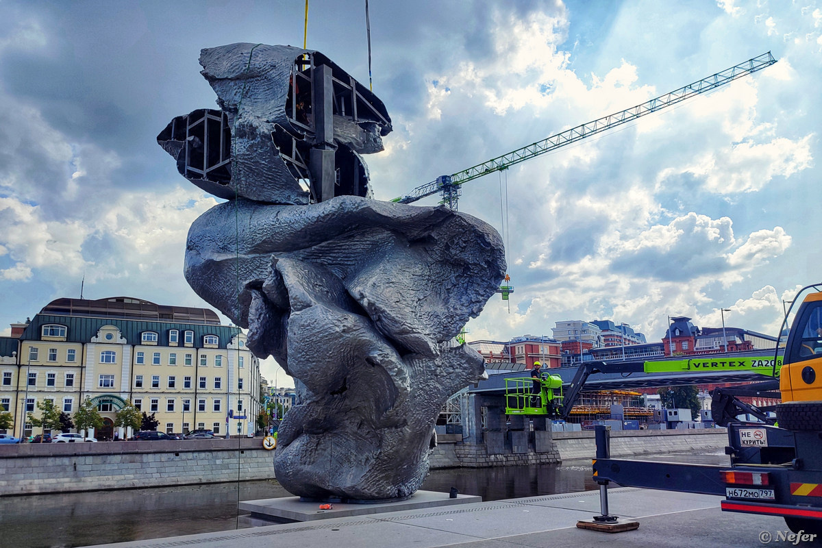 Разбор конструкции скульптуры "Большая глина" у здания ГЭС-2