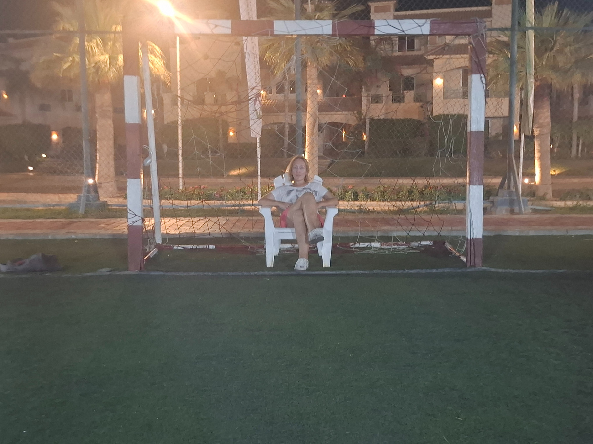 Север Египта. Дети заставили играть в футбол. У них командный некомплект. Я не растерялась и "села" на ворота