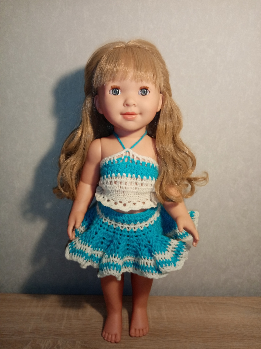 Обувь пока в поцессе... Свяжу одну, распущу что то мне не нравится😁🤣и маловато времени на вязание, вяжу вечерами когда есть настроение наповязать, работаю, прихожу устаю, плюс домашние дела, но про куколок своих не забываю, переодически достаю их, расчесываю волосы, меняю наряды и ставлю назад на полочку в их так скажем кукло-домик😊