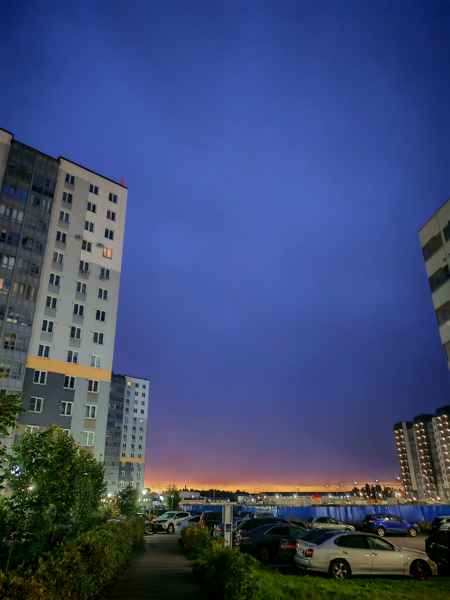 Это я за машиной иду - она в чужом дворе опять стоит...