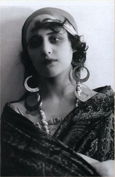 Вера Васильевна Холодная (урожд. — Левченко; 9 (по другим сведениям, 5)[2] августа 1893, Полтава — 16 (по другим све­де­ниям, 17)[2] февраля 1919, Одесса) — русская актриса немого кино