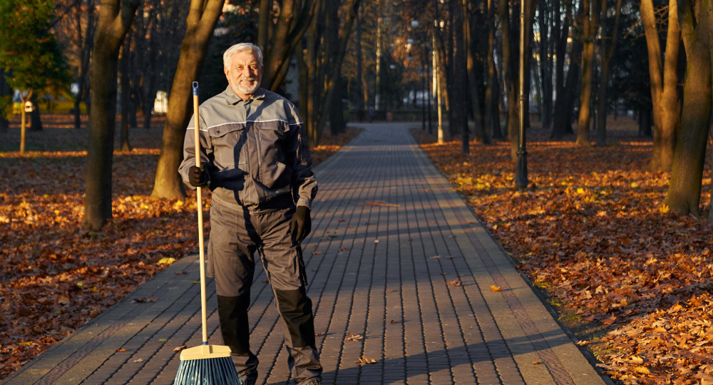 В Ростовской области среди профессий для подработки по предложениям лидирует дворник