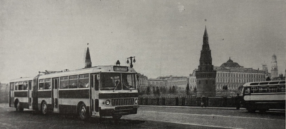 Эксплуатационные испытания автобуса Икарус-180 в Москве на маршруте № 111, весна 1964 года. Фото из журнала «Городское хозяйство Москвы» № 6 за 1964 год