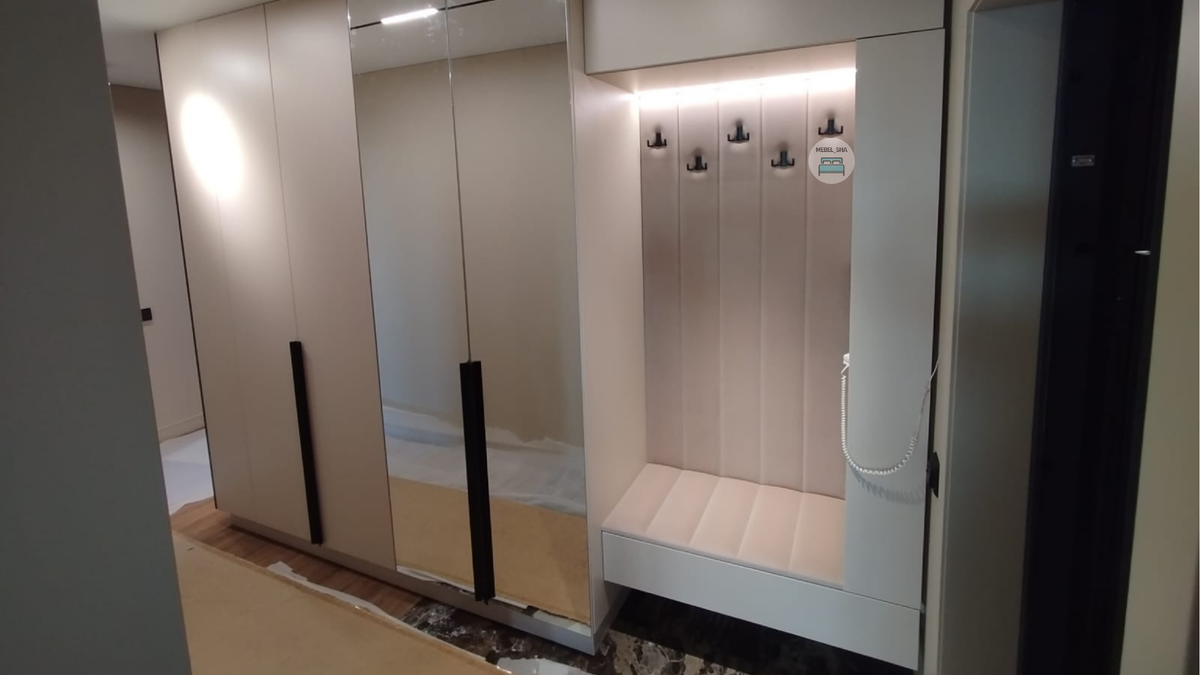 мягкий комплект в прихожую - мягкая вешалка для одежды и мягкое сидение с дизайном вертикальные полосы