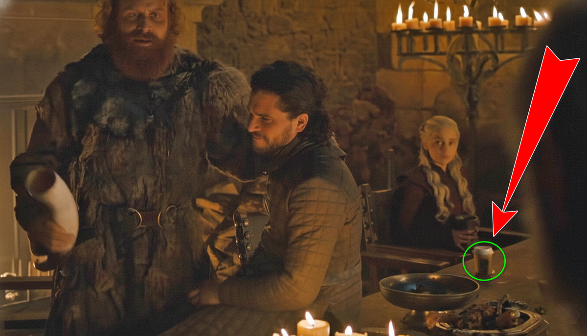 Тот самый ляп со стаканчиком  Starbucks - кадр из сериала "Игра Престолов" (2011-2019)