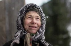 Женщина почти 40 лет проживает в одиночестве в таежном лесу
Фото: Илья Питалев / РИА Новости