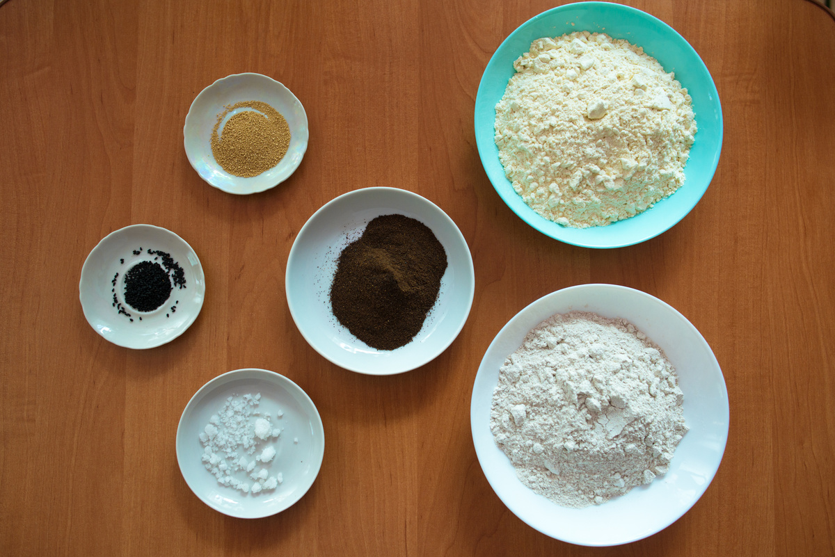 Подготовленные ингредиенты для приготовления пшенично-ржаного хлеба с солодом