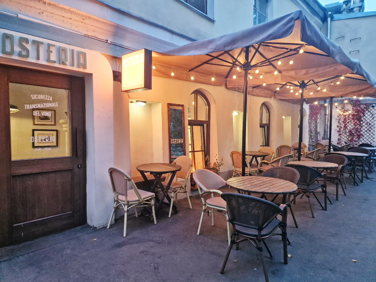 Вход в итальянский ресторан Osteria by Mandy's