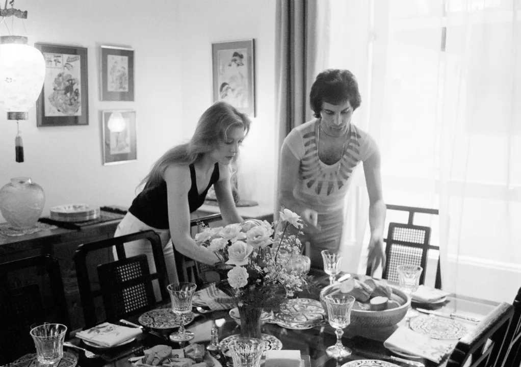 Сервируют стол в ожидании гостей, симметрия видна)