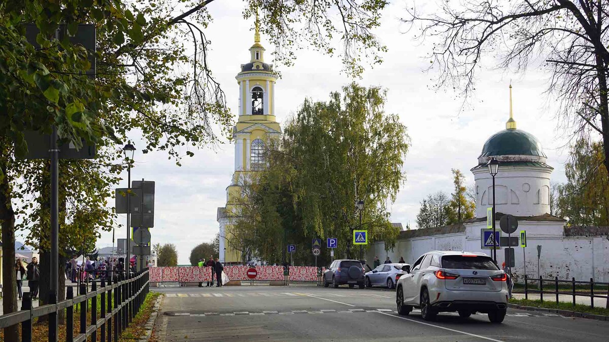 Преподобенская колокольня — главная высотка Суздаля. И идеальная смотровая площадка, потому что находится в самом центре города. Листайте галерею, чтобы увидеть ещё фото