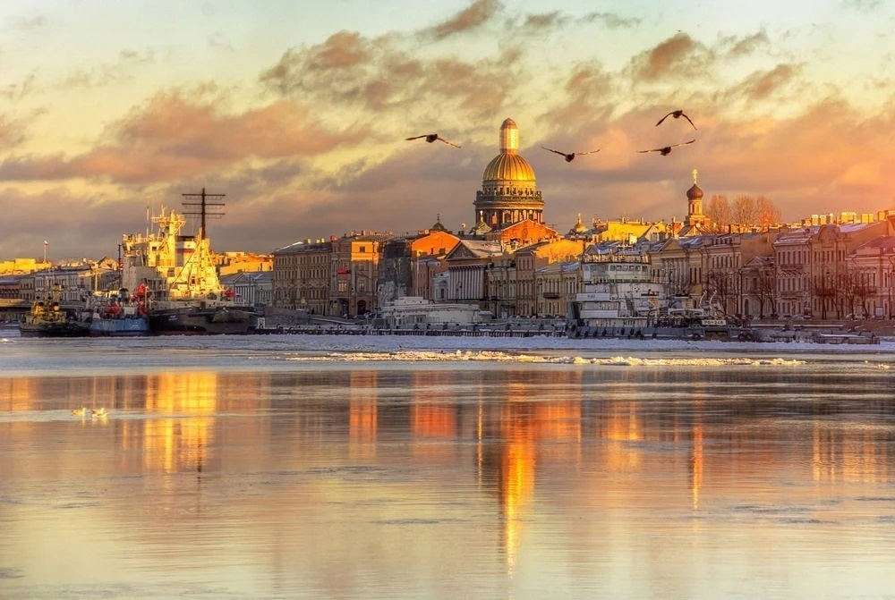 Панорама города на Неве. Исаакиевский собор.