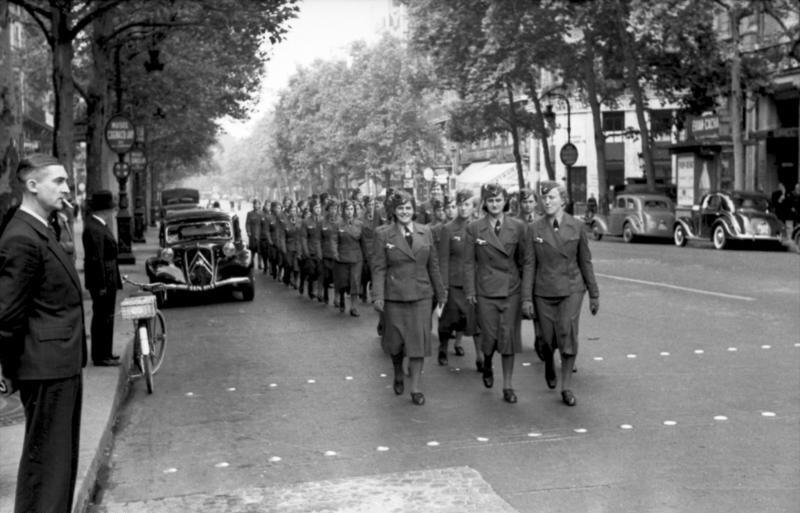 Помощницы вермахта (Wehrmachthelferinnen) в оккупированном Париже, Франция, 1940 год.