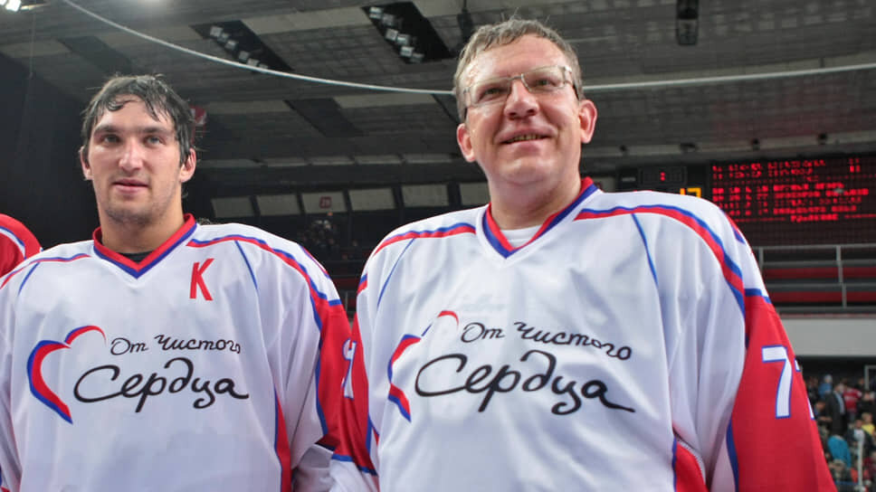 C хоккеистом Александром Овечкиным на благотворительном матче с участием лидеров сборной России, ветеранов сборной СССР и ведущих игроков мирового хоккея во дворце спорта «Сокольники», 2010 год.📷Фото: Василий Шапошников / Коммерсантъ