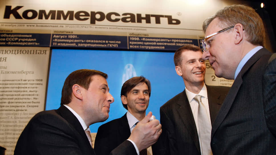 Слева направо: губернатор Красноярского края Александр Хлопонин, председатель совета директоров ОАО «Группа Е4» Михаил Абызов, президент группы ОНЭКСИМ Михаил Прохоров и зампред правительства РФ, министр финансов Алексей Кудрин на юбилейном вечере ИД «Коммерсантъ» в Большом театре, 2009 год.📷Фото: Юрий Мартьянов / Коммерсантъ
