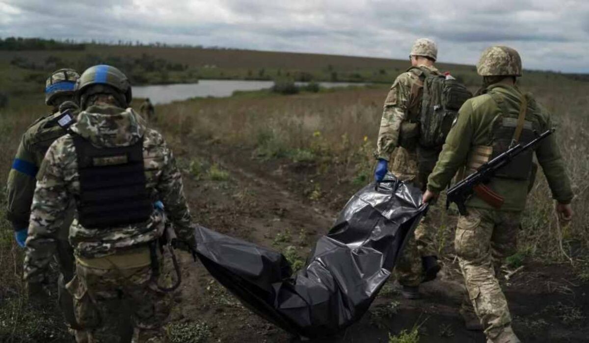     ВСУ несут труп. Источник: ria.ru Автор фото: Leo Correa