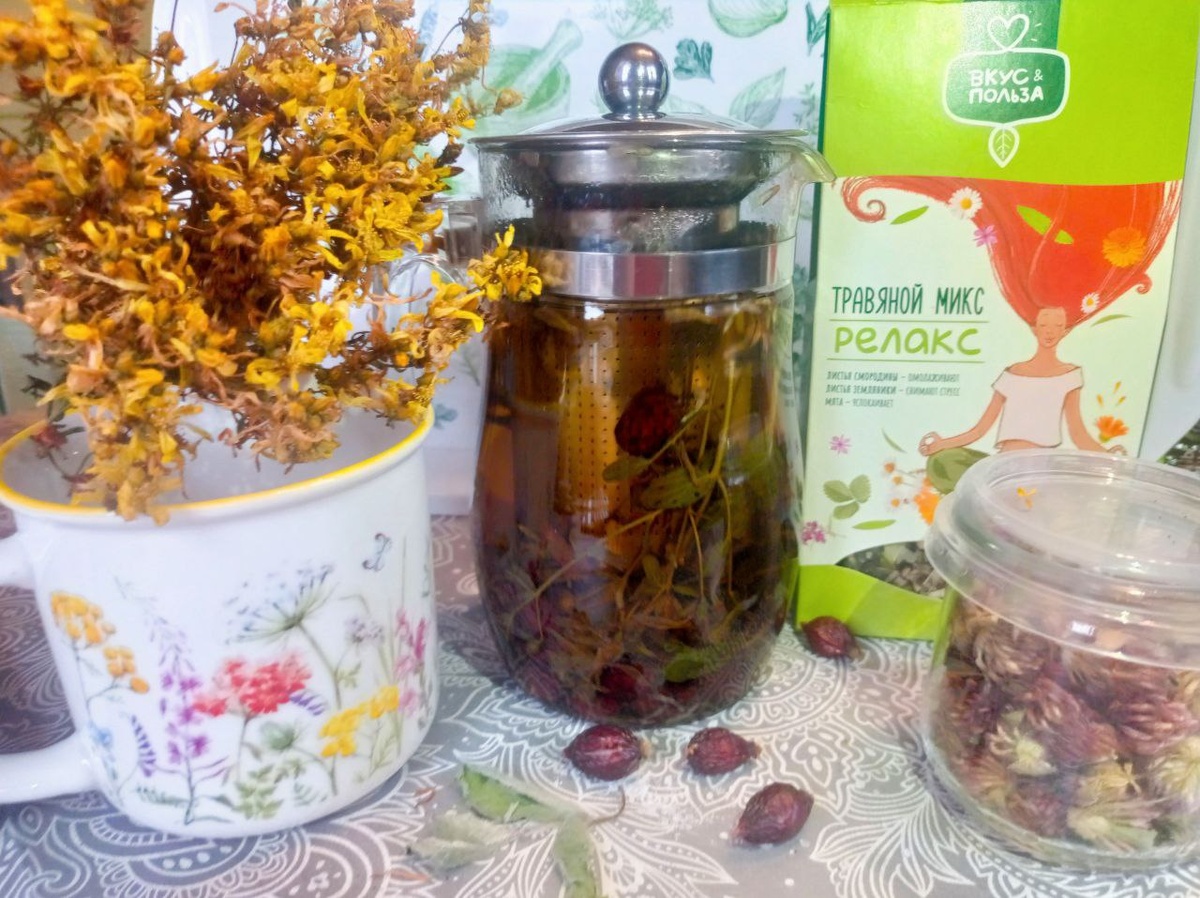 Травяной чай со зверобоем, шиповником и красным  клевером.
