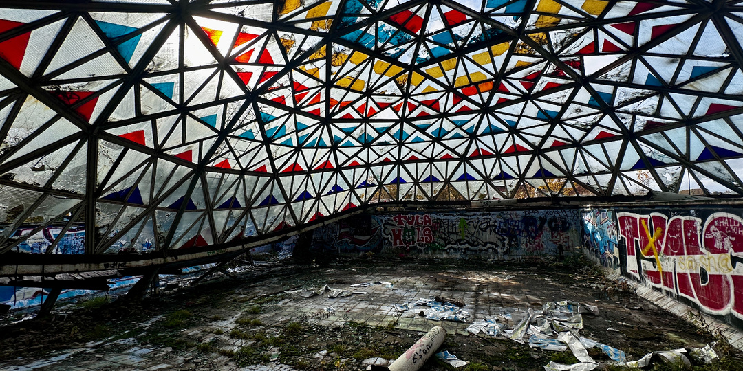 Как сейчас выглядит знаменитый заброшенный бассейн в Тульской области