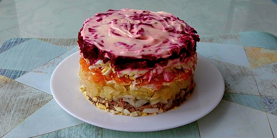 Слоеный салат с консервированной рыбой