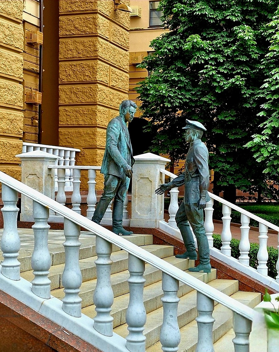 Москва. Памятник героям фильма «Место встречи изменить нельзя» Г.Жеглову и В.Шарапову. Фото автора статьи.