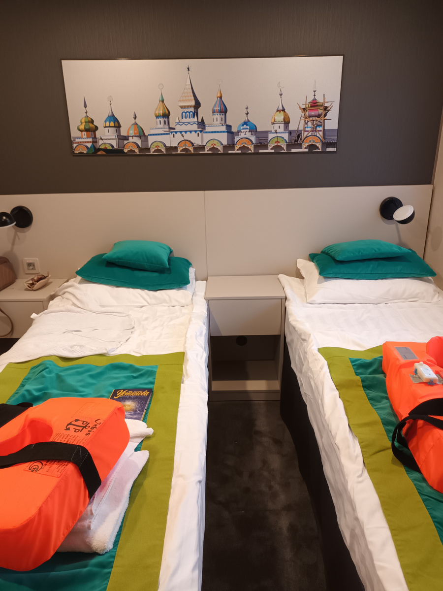 Под кроватями - спасжилеты, но они не потребовались.