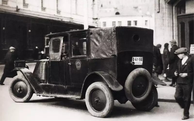    Московское такси 1930-х годов Renault NN.