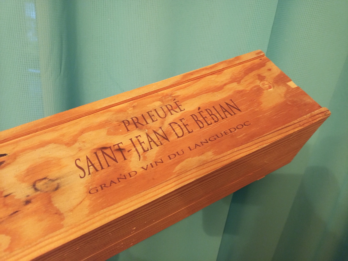 Ящик с выдвижной крышкой.