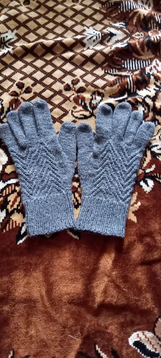 Перчатки женские   для себя любимой из бобинной пряжи 80% шерсти и 20% ПА 650 м/100 гр в 2 нити на спицах #2,25 по описанию Стамбульские перчатки. Пока ещё без ВТО, но обещаю сделаю обязательно.