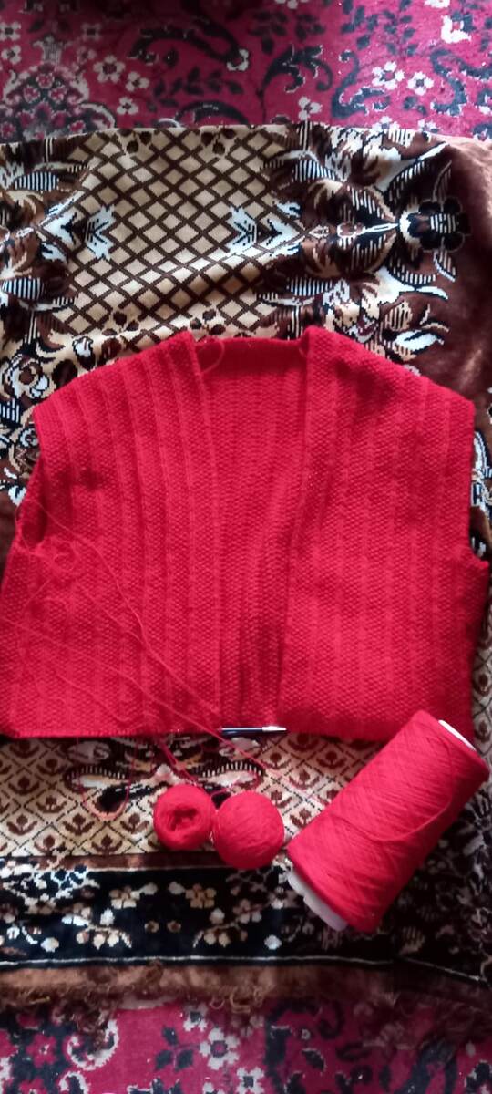 Кардиган с японским плечом женский, опять для себя, из бобинной пряжи 650м/100 гр в 3 нити на спицах 4,5 по описанию зарубежного автора. Набрала полочки, вязала до проймы, объединила со спинкой и вязала вниз.