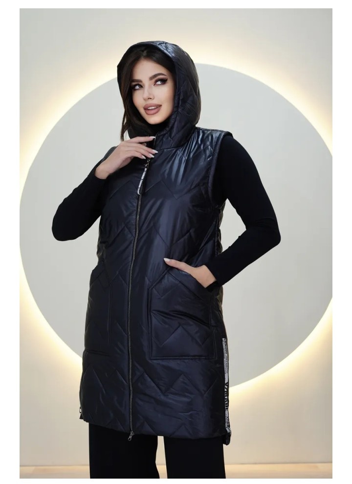 У этой модели понравилась длина и карманы, но она излишне блестящая и с несъёмным капюшоном, который дешевит изделие. Скрин автора 