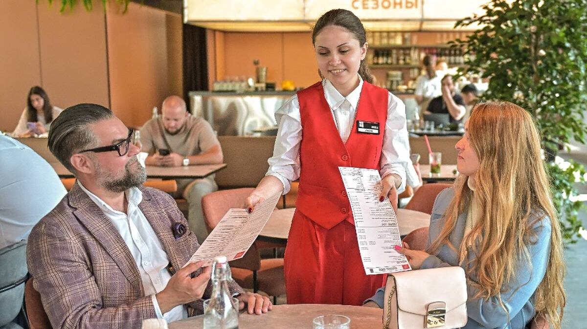    В кафе на ярмарке в районе Раменки гостям предлагают сезонное меню с согревающим чаем и пряным кофе / Фото: Пресс-служба ГБУ «Московские ярмарки»