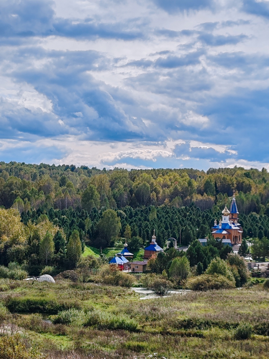 Фото сделано по пути к пещерам, но чтоб проехать к храму, на территории которого находится источник, нужно сделать небольшой круг. Напрямую мы дороги не нашли, хотя вот на фото вижу вроде пешеходный мостик. Но даже чтоб добраться до этого мостика, нужно пересечь речку Таловую. 
