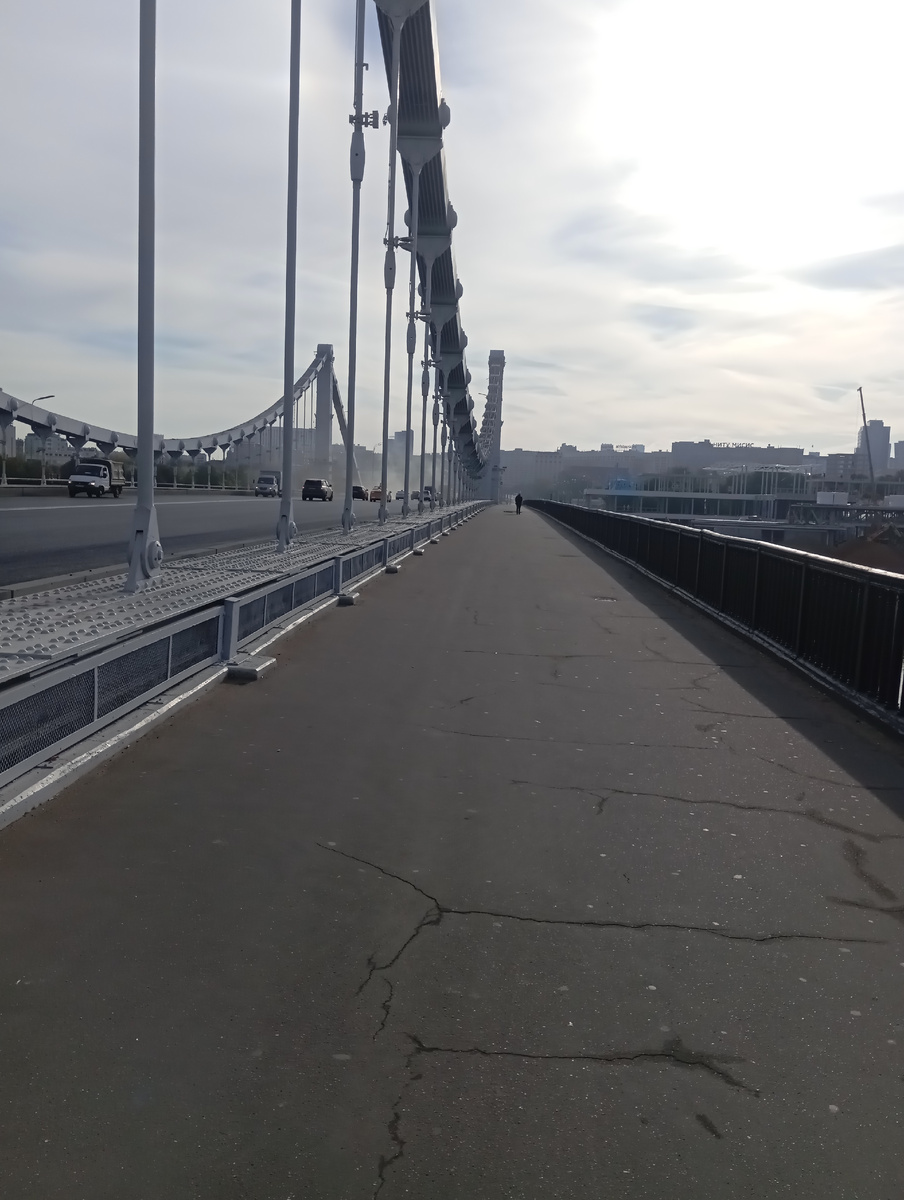 Москва. Крымский мост. Общая длина мостового перехода составляет 668 метров. Ширина достигает чуть более 38 метров. Построен в 1938-м году. 