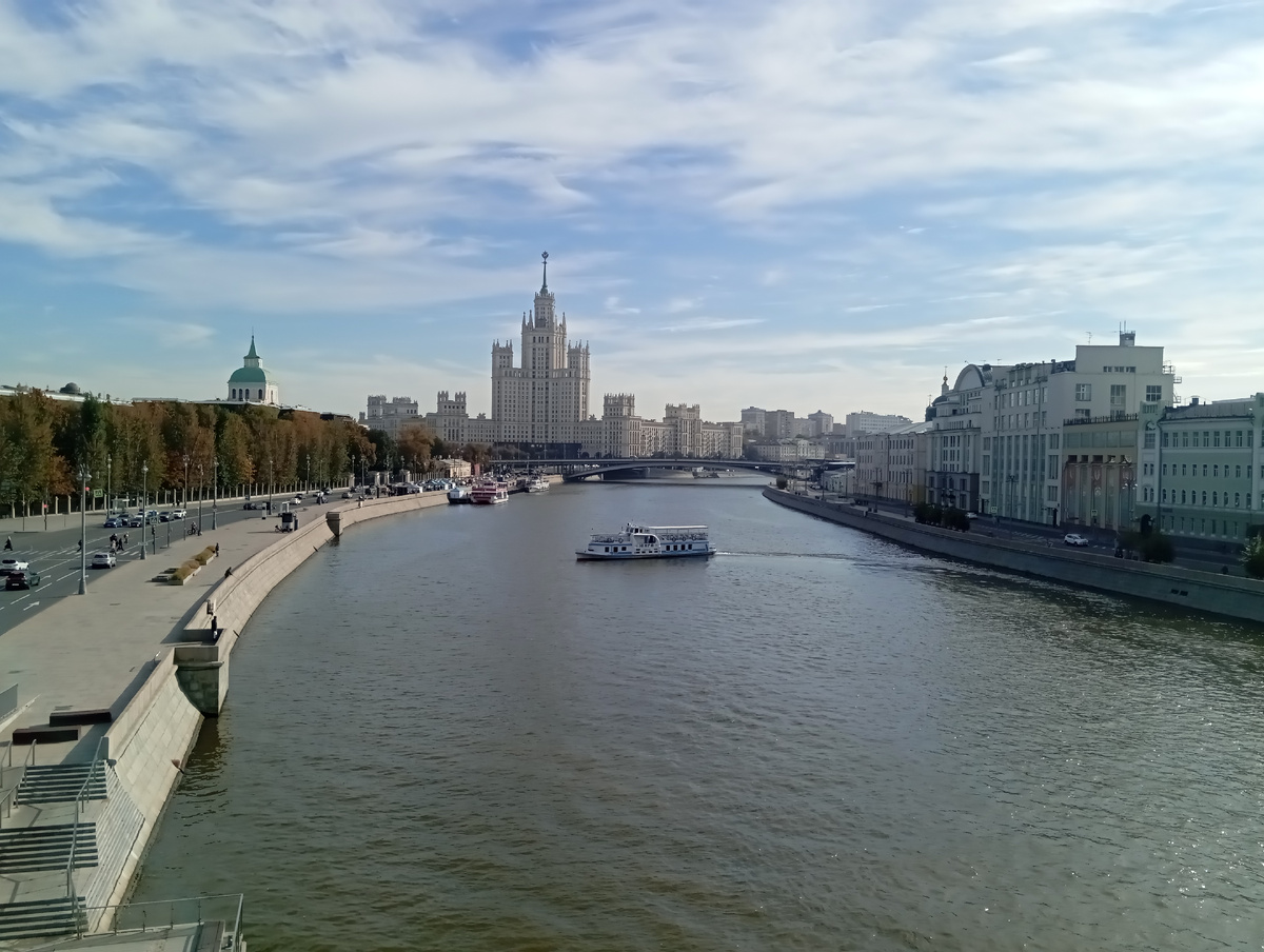 А это вид на Москву-реку с Висячего моста. Его ещё называют "Парящим" за необычную конструкцию. Он находится в парке «Зарядье» и считается отличным местом для панорамных снимков. 
