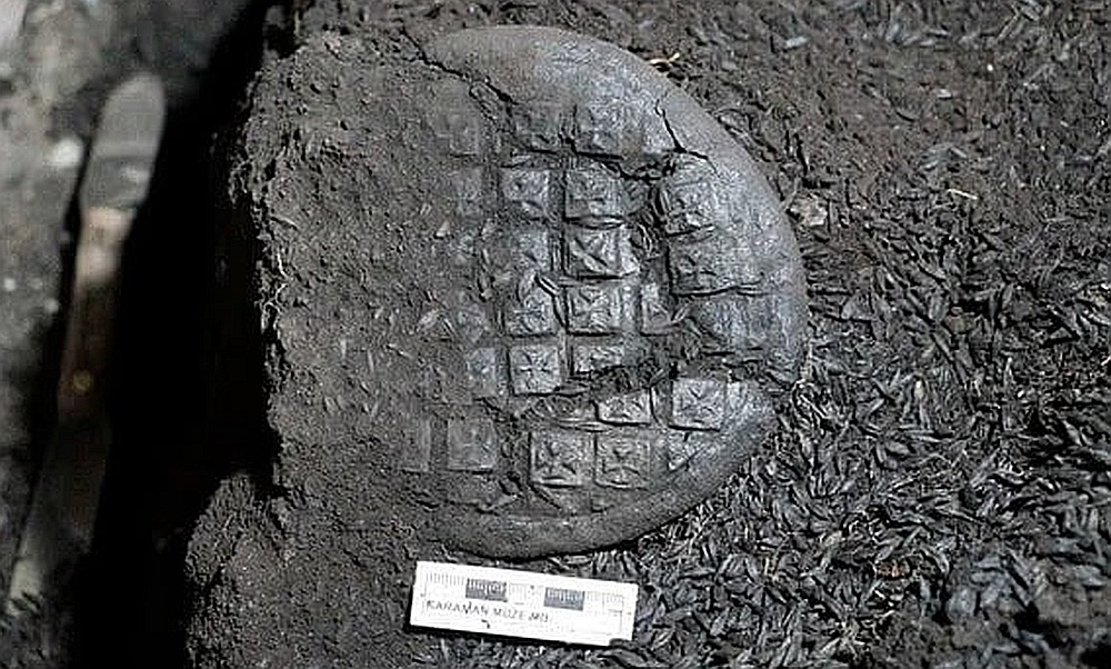    Четыре буханки имеют крестообразные оттиски, что указывает на их использование в раннехристианских ритуалах. / Фото: dailymail.co.uk