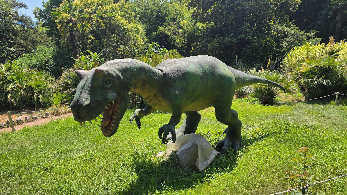 Аллозавр в Приморском парке НБС (Ялта)