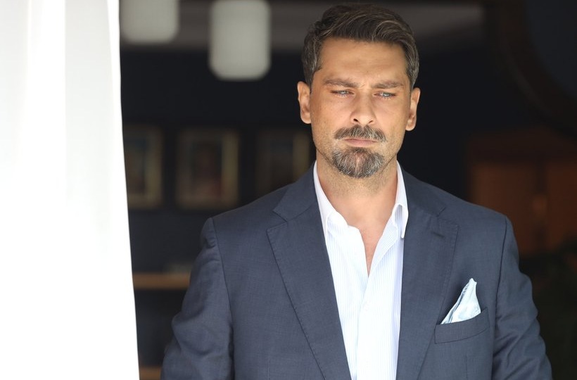 Онур Туна рассказал о своем персонаже Эмирхане из сериала "Незнакомка в зеркале"