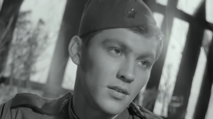 Проснулся знаменитым в 19 лет.